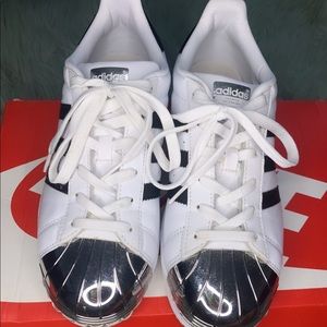 Adidas shelltop with metal foot